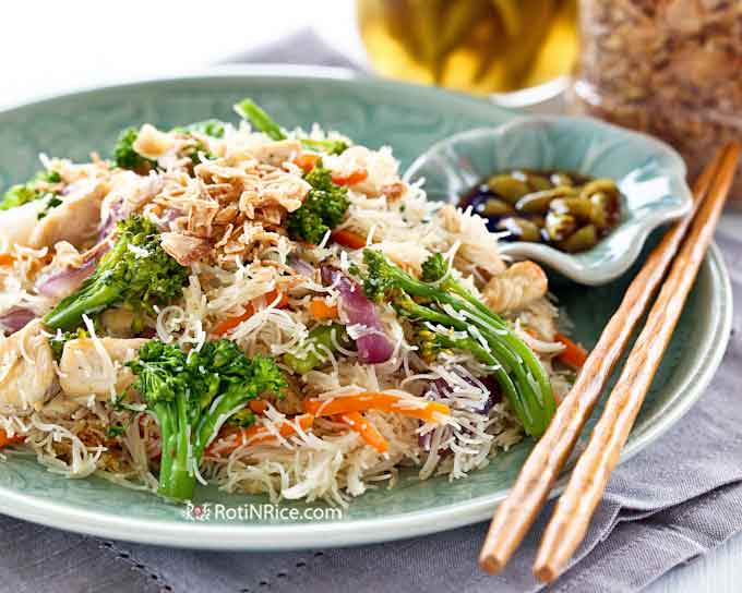 Easy Fried Rice Noodles (Beehoon) with Broccoli and Chicken. Red onion and carrots provide color and additional flavor. Perfect for lunch or the lunchbox. | RotiNRice.com #ricenoodles #beehoon #broccoli #noodlerecipes